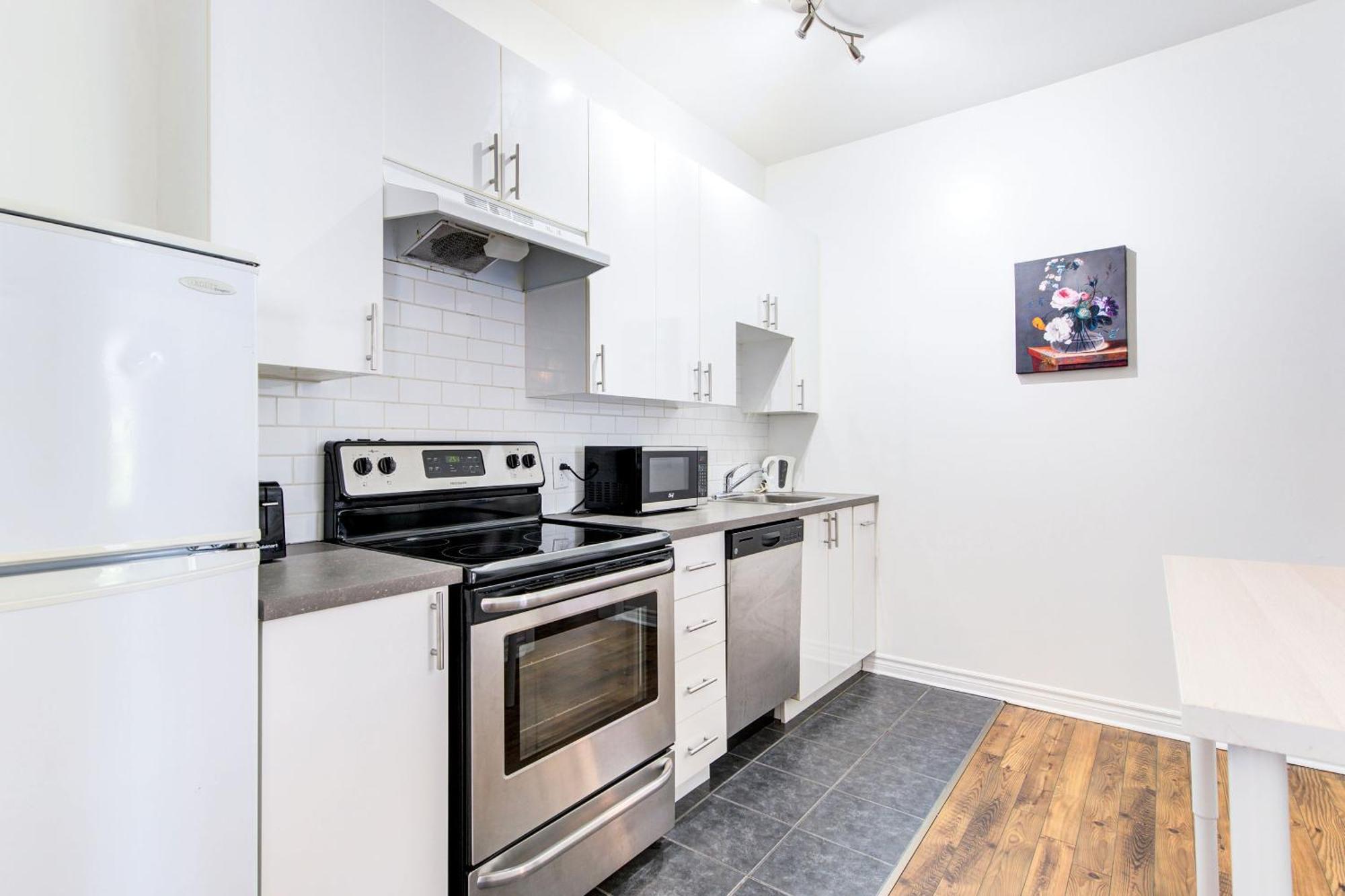 Chez Mont Royal Apartments! Монреаль Экстерьер фото